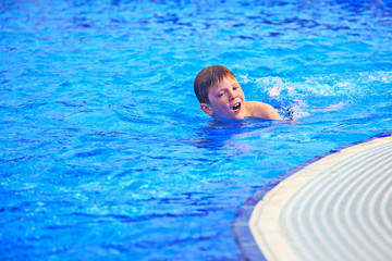 Fototapeta na wymiar Children swimming in the pool