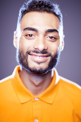 Primer plano de joven  con jersey naranja