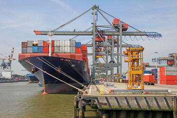 Hafen mit Frachter, Rotterdam, Niederlande