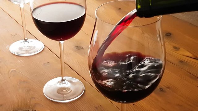 Weingl&auml;ser - Wein einschenken