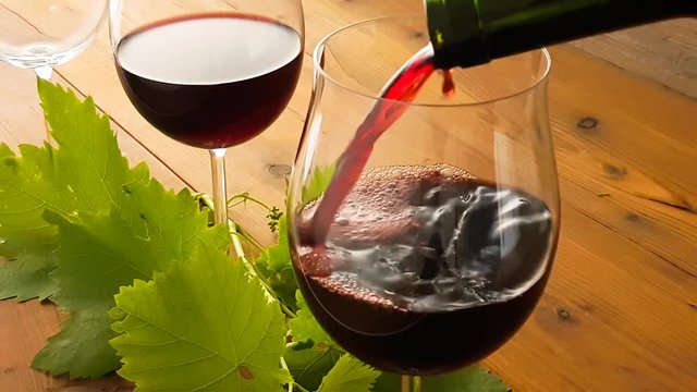 Rotwein und Weinbl&auml;tter - eingie&szlig;en