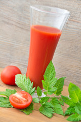 Tomatensaft, Tomaten und Tomatenpflanzen