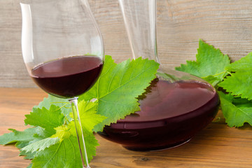 Rotwein und Weinblätter