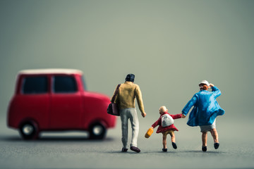 ミニチュアの家族3人と自動車