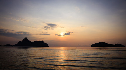 Obraz na płótnie Canvas Colorful sunset over sea.