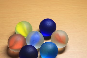 木目のテーブルとビー玉