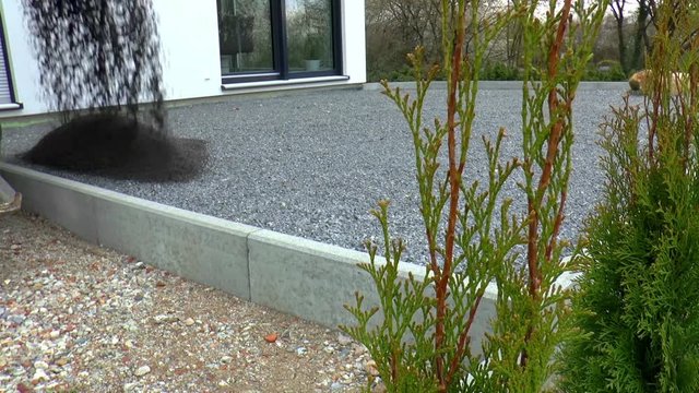 Zierkies wird angeliefert
(Container 02)