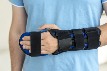 Mann mit orthopädischer Schiene am Arm