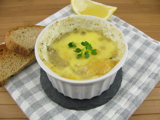 Feines Ragout mit geröstetem Brot und Zitrone