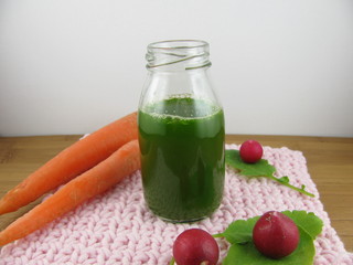 Radieschenblättersmoothie mit Möhre