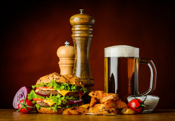 Fototapety  Burger z Zimnym Piwem i Frytkami
