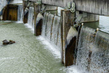 Wasserkraftwerk und Wasserableitungen am Hochablaß des Lech in Augsburg