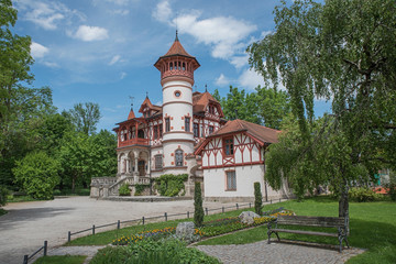 Fototapeta na wymiar Kurpark Herrsching mit historischem Schloss und Rastbank