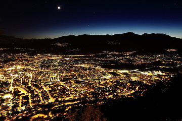 Fototapeta premium Lugano aus der Luft bei Nacht