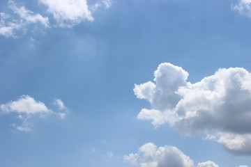 Wolken am blauen Himmel an einem schönen sonnigen Tag. Clouds on the blue sky on a sunny day.