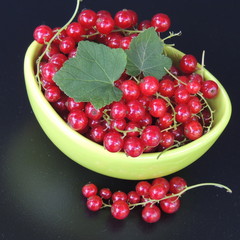 Ягоды  красной смородины в  зелёной вазе  