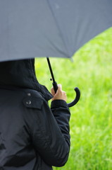 Frau mit Schirm im Regen