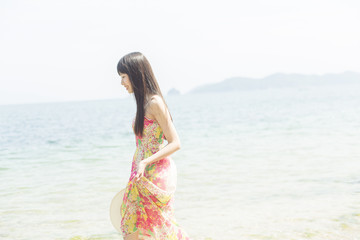 ビーチで遊ぶ女性