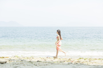 ビーチを楽しむ女性