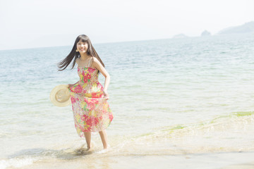 Fototapeta premium ビーチを楽しむ女性