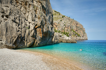 glasklare Badebucht zwischen hohen Felsen - Sa Calobra