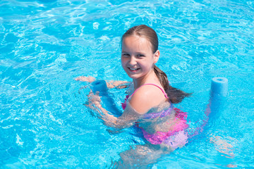 Fototapeta na wymiar Девочка подросток плавает в бассейне 