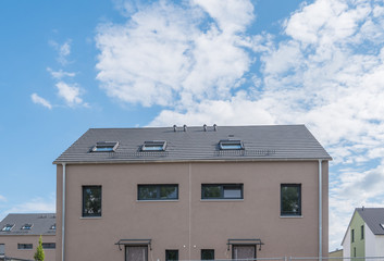 Modernes Doppelhaus im Bau