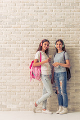 Plakat Attractive teenage girls with gadgets