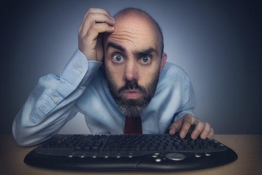 Mann sucht Fehler am Computer