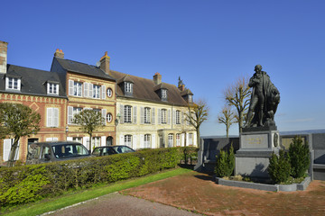 Fototapeta na wymiar Place de Verdun, Beaumont en Auge ( 14950), département du Calvados en région Normandie, France