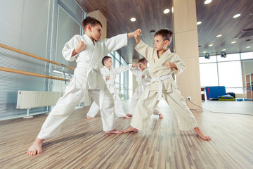 Obrazy na Szkle  młode, piękne, odnoszące sukcesy multietyczne dzieci w pozycji karate