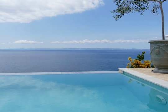 Infinity Pool mit herrlicher Aussicht