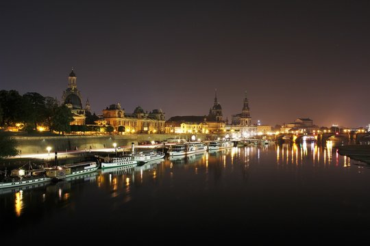 Dresdens historisches Zentrum bei Nacht mit Spiegelung in der Elbe. Mit Blick von der Carolabr&uuml;cke auf das Terrassenufer, die Br&uuml;hlsche Terrasse, die Semperoper, die Hofkirche