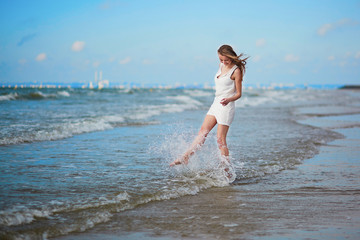 Fototapeta premium Beautiful young woman enjoying her vacation by ocean or sea