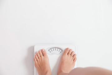 体重を測る女性(45kg)・白バック