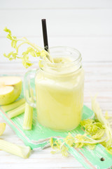 Obraz na płótnie Canvas Freshly squeezed juice from a celery and apple 