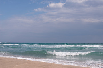 Fototapeta na wymiar Берег моря, небо и пляж 