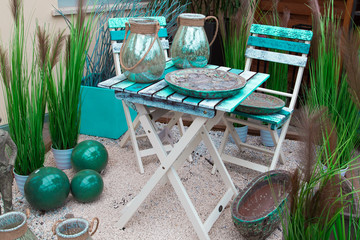 Tisch und Stühle in einer Gartenecke