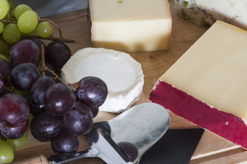 Kaesebuffet mit Weintrauben / Buffet aus verschiedenen Kaesesorten mit Weintrauben.