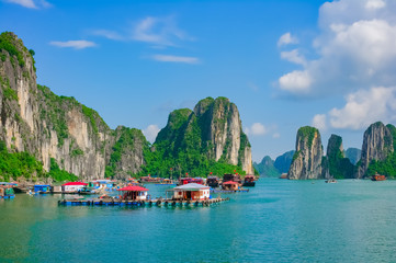 Floating fishing village in Halong Bay, Vietnam © 12ee12