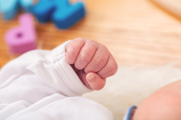 Obraz na płótnie Canvas Newborn infant baby's hand