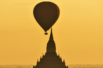 Fototapeta na wymiar Balloon and Pagoda at Bagan