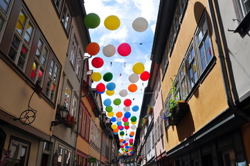 Historische Krämerbrücke zu Erfurt, geschmückt mit bunten Ballons zum Krämerbrückenfest 