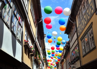 Historische Krämerbrücke zu Erfurt, geschmückt mit bunten Ballons zum Krämerbrückenfest 