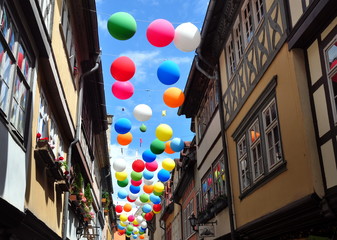Historische Krämerbrücke zu Erfurt, geschmückt mit bunten Ballons zum Krämerbrückenfest 