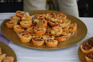 Mundgerechtes  salziges Gebäck auf goldener Platte