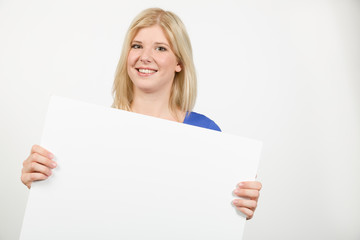 Junge blonde Frau mit leerer Werbetafel zum Beschriften
