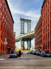 Tuinposter Manhattan Bridge vanuit een steegje in Brooklyn, New York © TTstudio