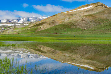 volkanik göl & krater gölü © emerald_media