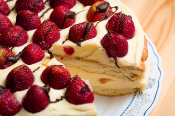 strawberry cake with cream